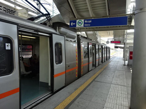 アテネ空港駅停車中のメトロ車両201509