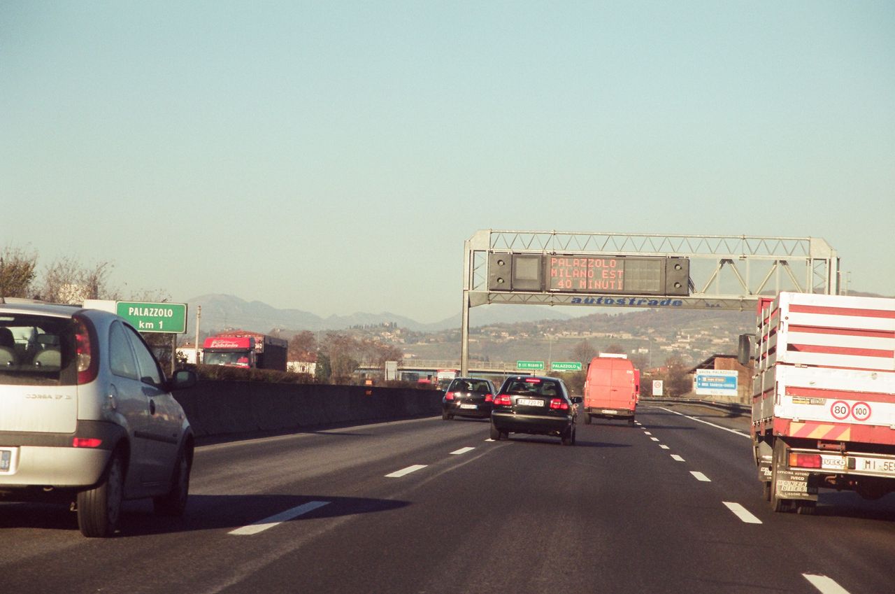 イタリアの高速道路と黒いスイス やまぶきシニアトラベラー