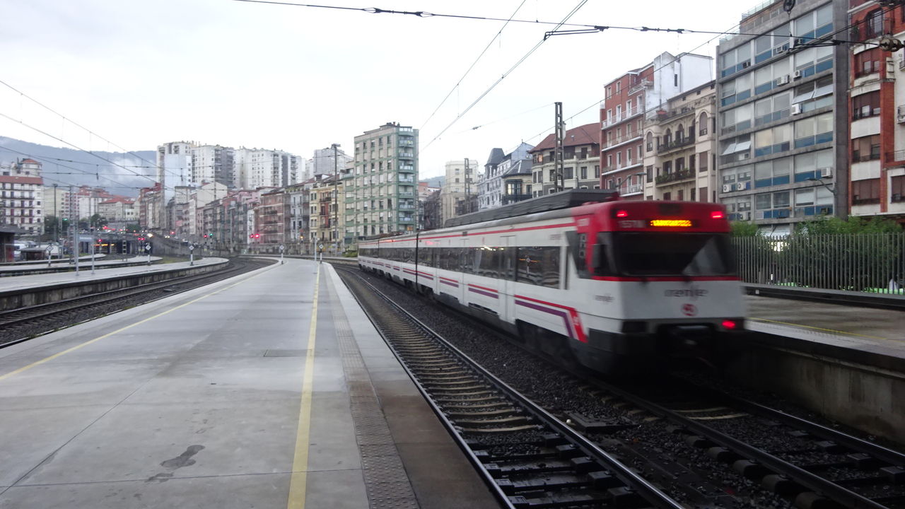 ビルバオのrenfeの影うすく やまぶきシニアトラベラー ビルバオのrenfeの影うすく やまぶきシニアトラベラー