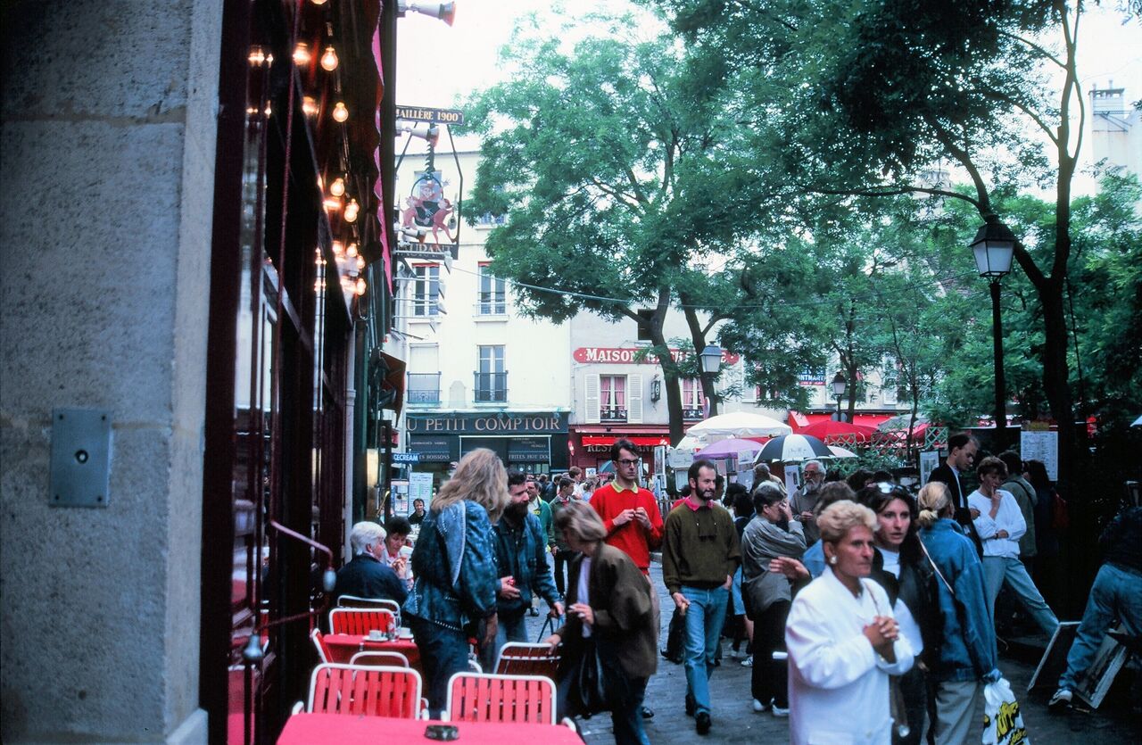 モンマルトルのテルトル広場の賑わい : やまぶきシニアトラベラー