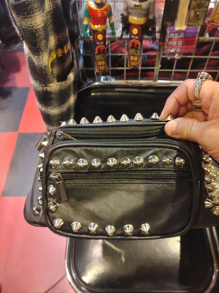 PIG'S TAILにスタッズカスタム工房｢棘男｣のウエストバック、革ジャン