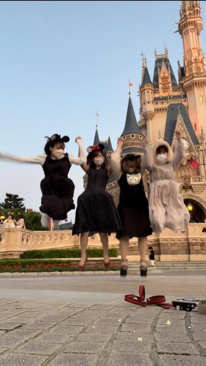 まんさん、ディズニーランドで記念撮影しようと思ったら転んでパンモロしてしまう : ピカイチまとめ