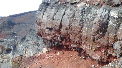 山頂火口に垂れ下がるツララ