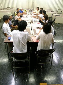 考える