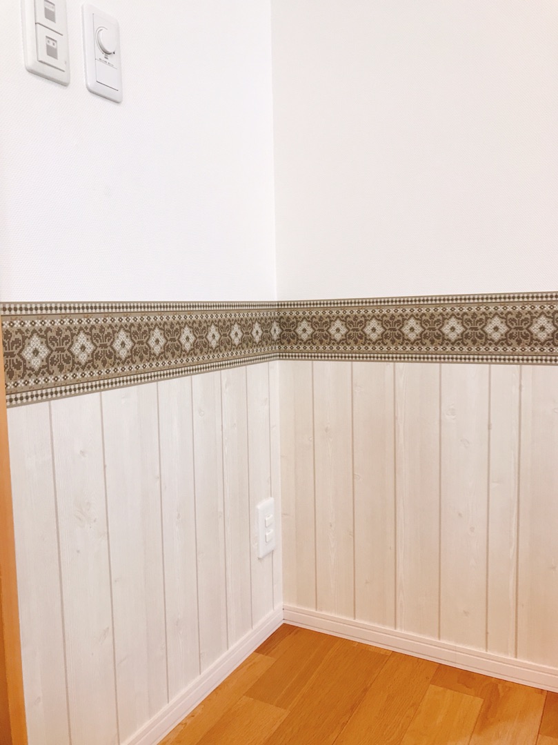 腰壁風に壁紙を貼ってみた お家改造計画 猫の手貸して Powered By ライブドアブログ