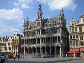 Grand Place¡Ê¥°¥é¥ó¡¦¥×¥é¥¹¡Ë¤ÈMaison du Roi¡Ê²¦¤Î²È¡Ë