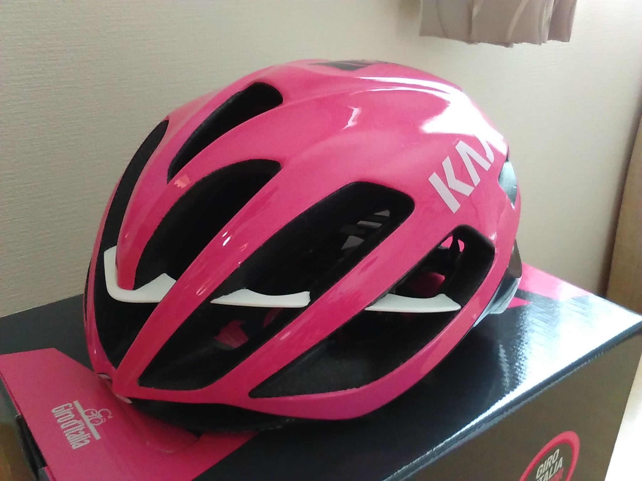 ピンクのヘルメット kask Protone Giroバーション 40代の自転車競技 ピンクのヘルメット kask Protone Giroバーション 40代の自転車競技