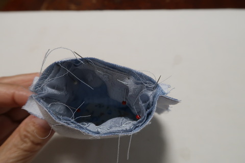ひも通しを待ち針で止める