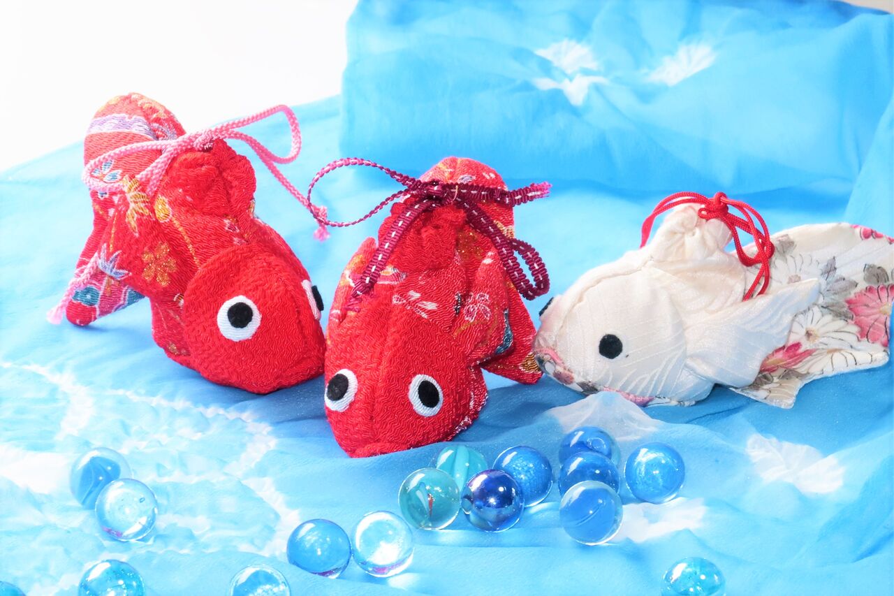 我が家の車に目印の ちりめん細工の金魚 を作りました ピノ子の庭 我が家の車に目印の ちりめん細工の金魚 を作りました ピノ子の庭