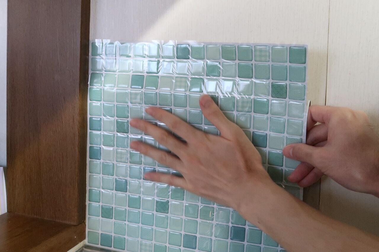 簡単綺麗モザイクブリックタイルシールで蘇る台所の壁紙の貼り方 ピノ子の庭