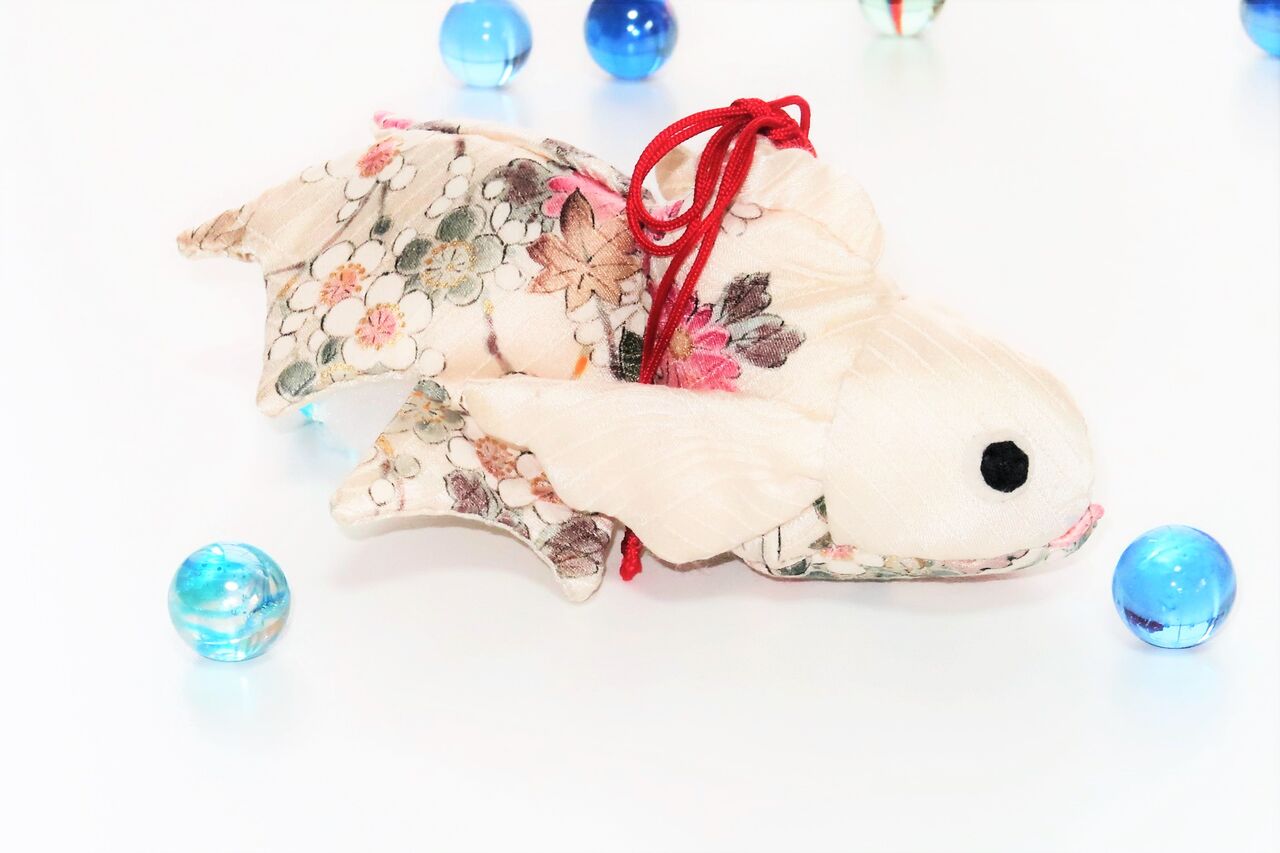 我が家の車に目印の ちりめん細工の金魚 を作りました ピノ子の庭 我が家の車に目印の ちりめん細工の金魚 を作りました ピノ子の庭