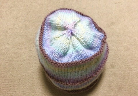 残り糸で編んだ帽子