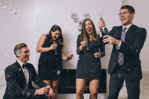 champagne-popping-and-spraying_925x