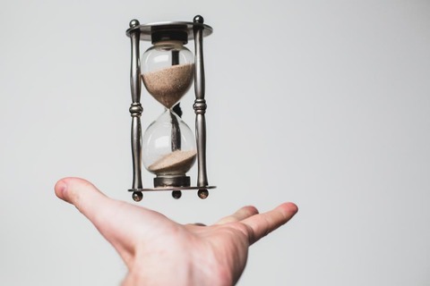 hourglass-time-flies_925x