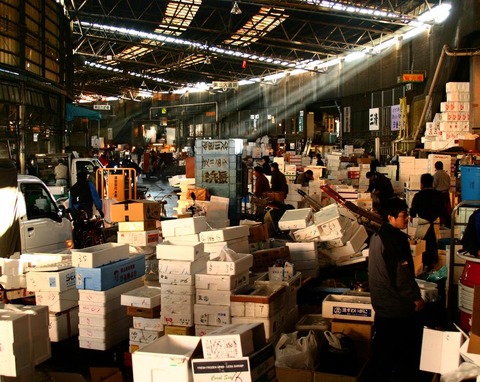 box-piles-in-japanese-market_925x