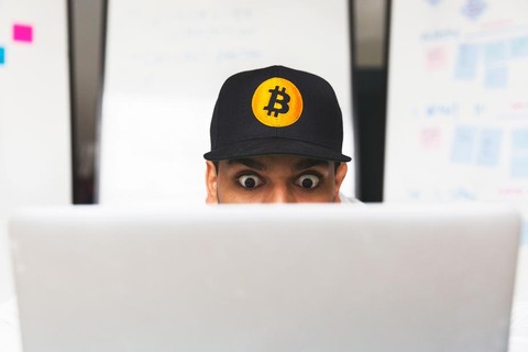 shocked-bitcoin-investor-on-laptop_925x