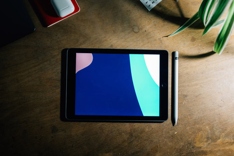 tablet-on-wooden-desk