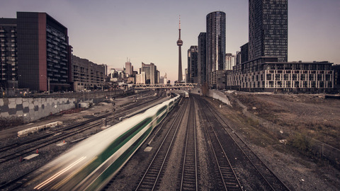 commuter-train-speeds-past-in-city