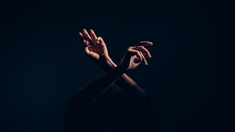 hands-in-light_925x