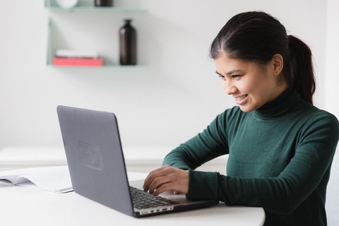 happy-woman-on-computer_925x