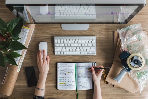 multitasking-at-desk_925x