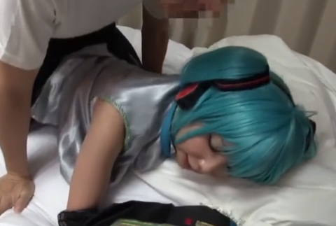 初音ミクのコスプレ美少女が痙攣連続アクメ生中出し