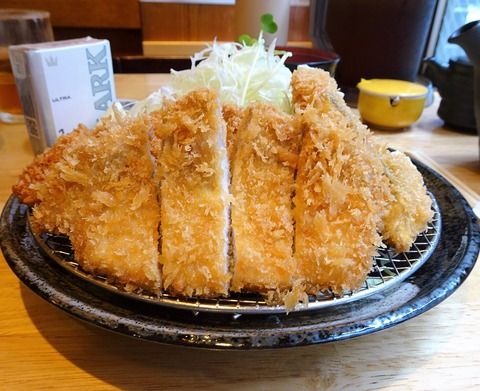 ■新宿の「三是食堂」で、デカ盛りミックスフライ！