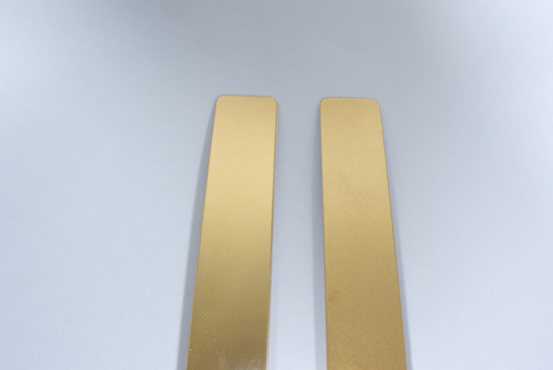 左:ゴールド 右:ゴールド+クリア光沢