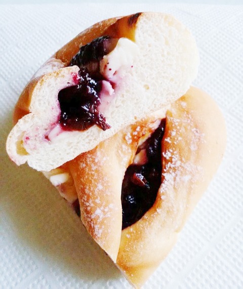 ヤマザキ ブルーベリーとチーズクリームのパン４