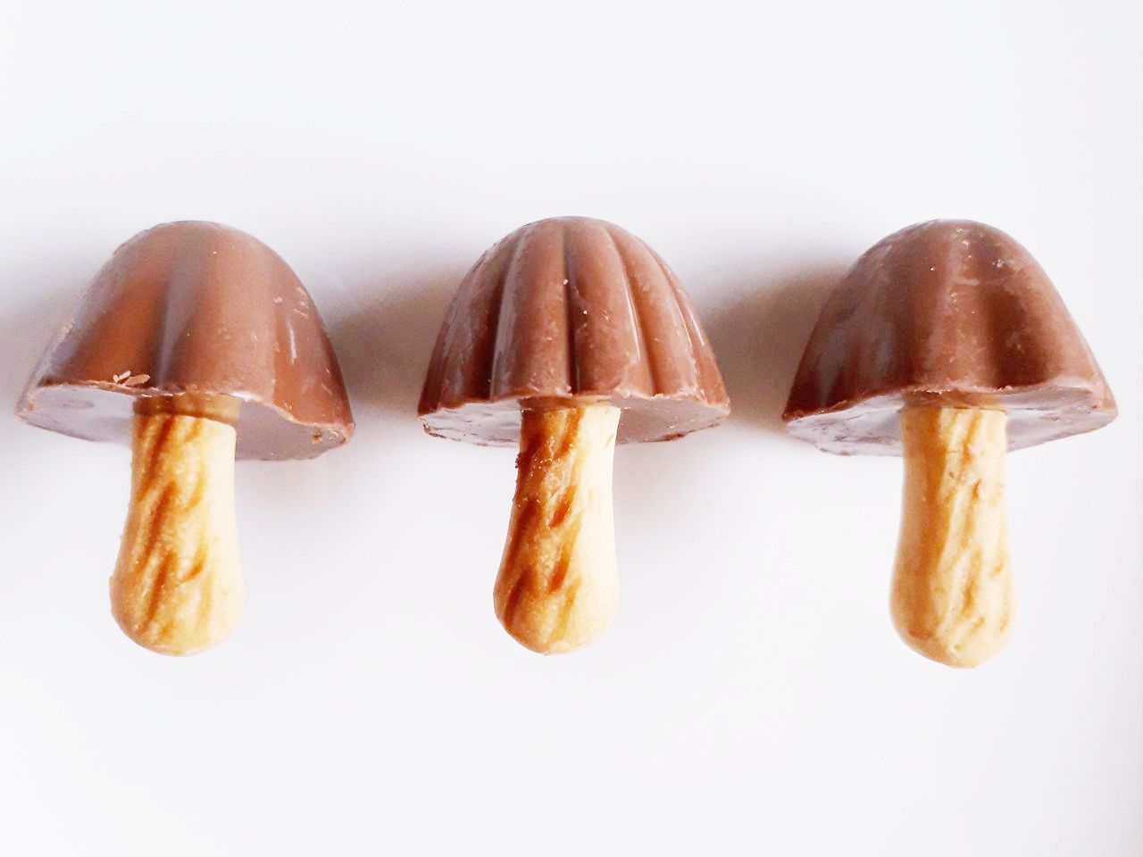 明治 大粒願掛け幸せきのこの山 パン食べたよ