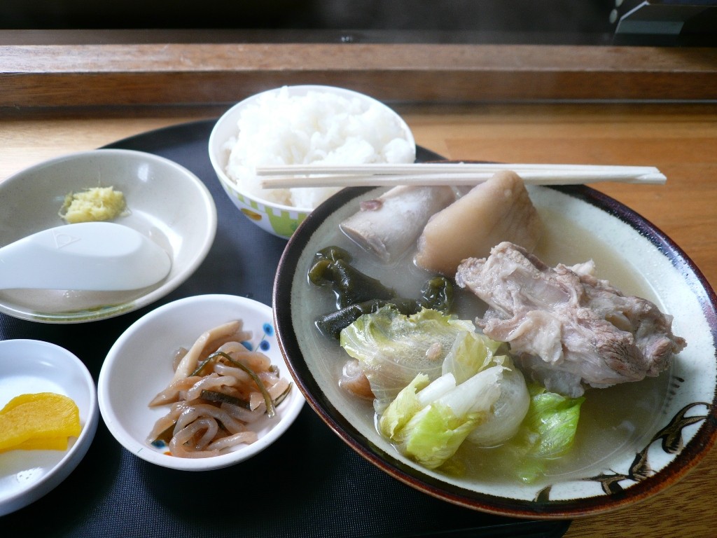 石川名物 足てびち まるみつ食堂 地元ご用達 また行きたくなる沖縄の食堂 石川名物 足てびち まるみつ食堂 地元ご用達 また行きたくなる沖縄の食堂