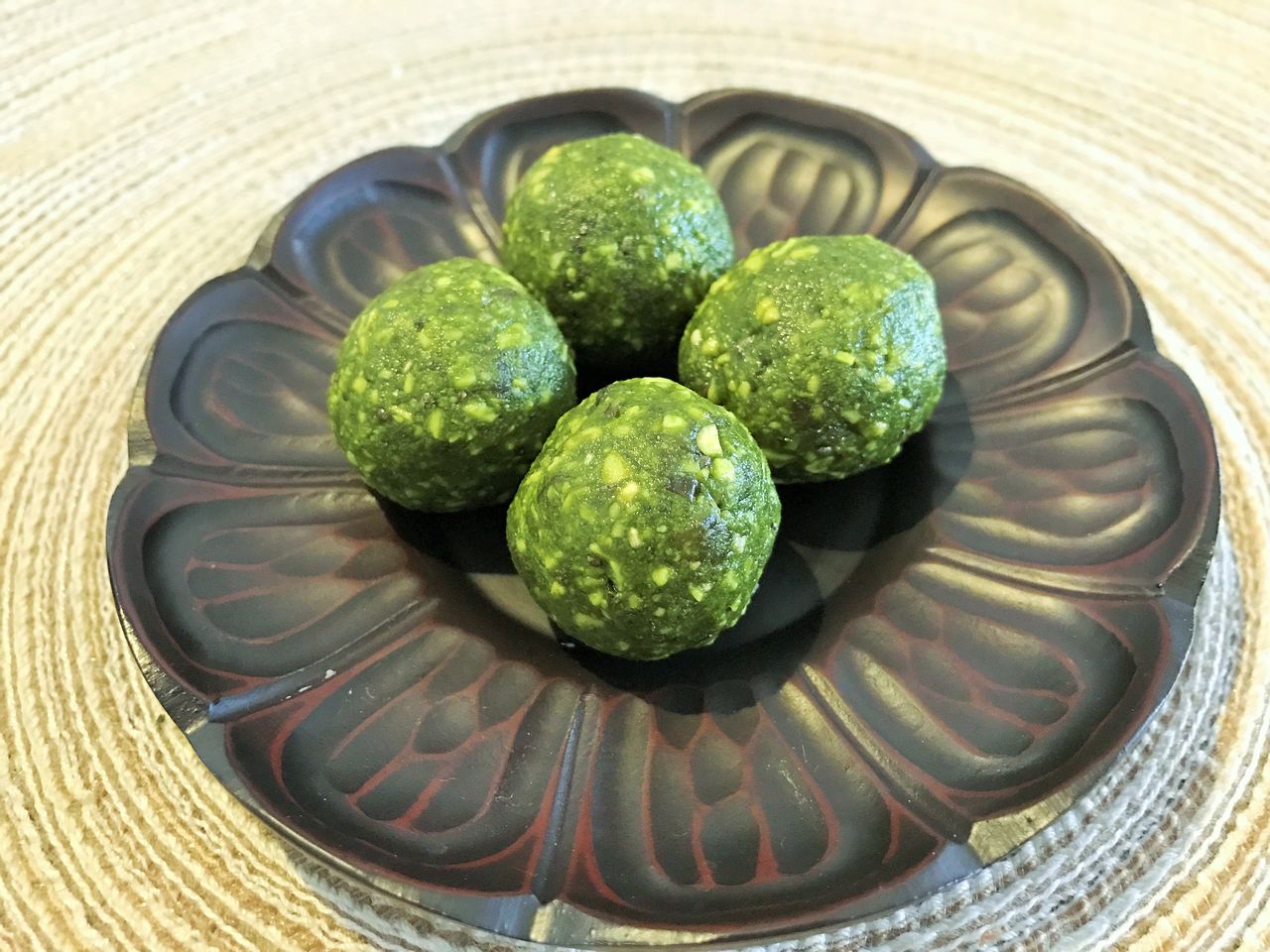 10分でできる抹茶のveganエナジーボール ドイツの田舎で夢のオーガニック ファームライフ 10分でできる抹茶のveganエナジーボール ドイツの田舎で夢のオーガニック ファームライフ
