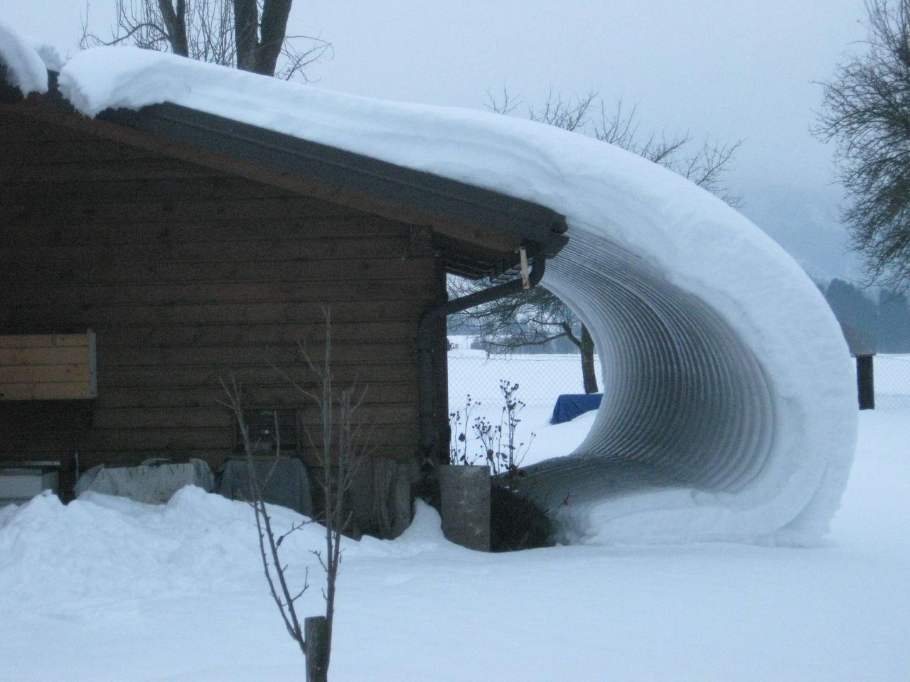 屋根からそのままの形で落ちてきた不思議な雪 Plum Heart 屋根からそのままの形で落ちてきた不思議な雪 Plum Heart