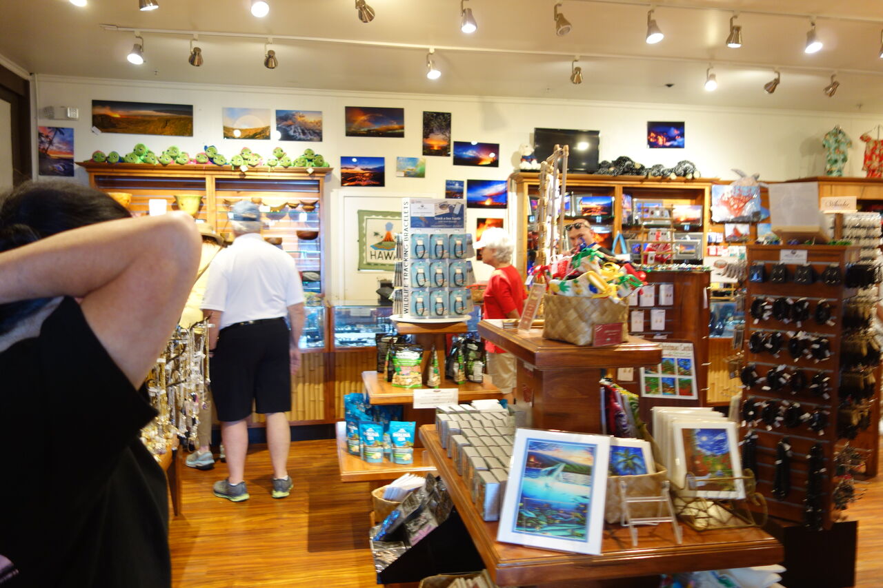 ギフトショップは、溶岩推し。でもハワイの溶岩は売ってません