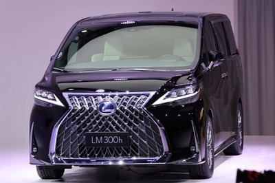 LEXUSLM025-650x433