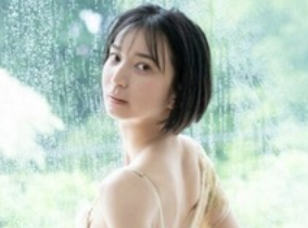 【画像】小嶋陽菜と芹奈のグラビア、バストがデカすぎてしまう