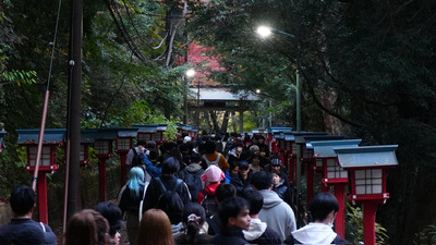 【画像】高尾山、紅葉シーズンの混み方がガチで終わってて草