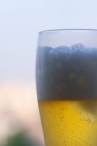 【悲報】新入社員さん、出張へ行く新幹線に乗った途端にビールを飲み始めてしまう