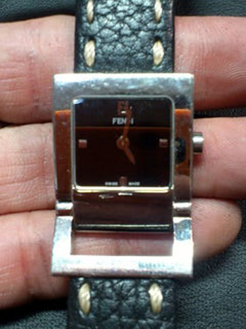 フェンディ（FENDI）時計の電池交換3