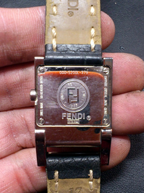フェンディ（FENDI）時計の電池交換2