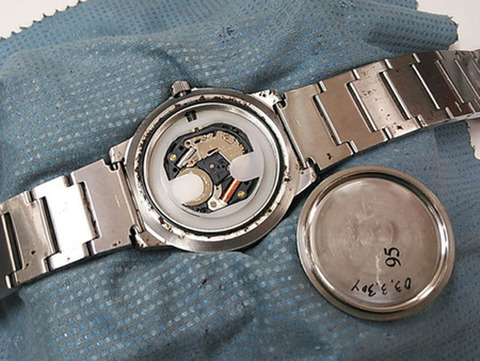 腕時計の電池交換が800円+税～2