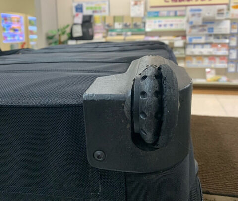 キャリーケース修理 スーツケースのタイヤ交換 キャスター交換1