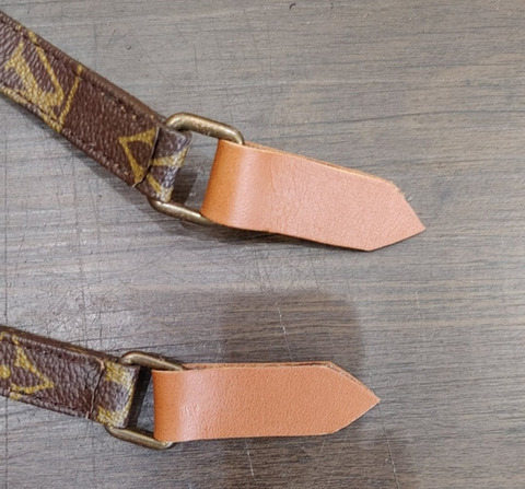 ヴィトンのミニショルダーバッグの肩掛けの根元の革でできたアレ1