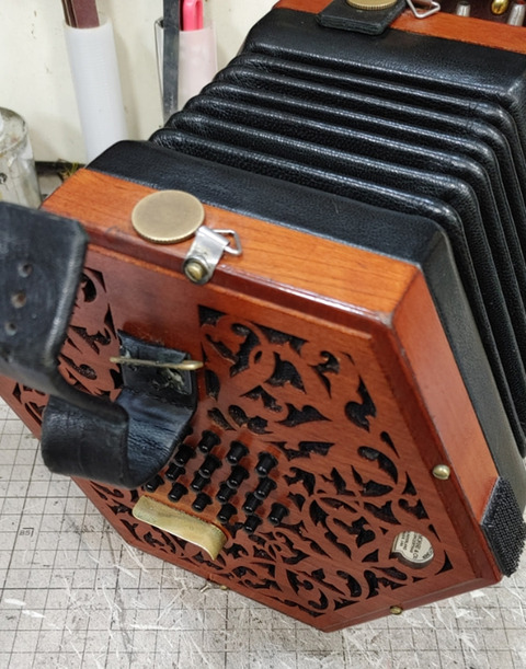 コンサーティナ