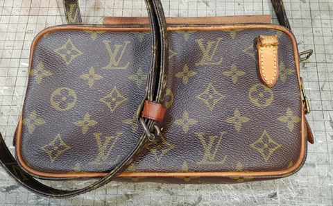 ヴィトンのミニショルダーバッグの肩掛けの根元の革でできたアレ