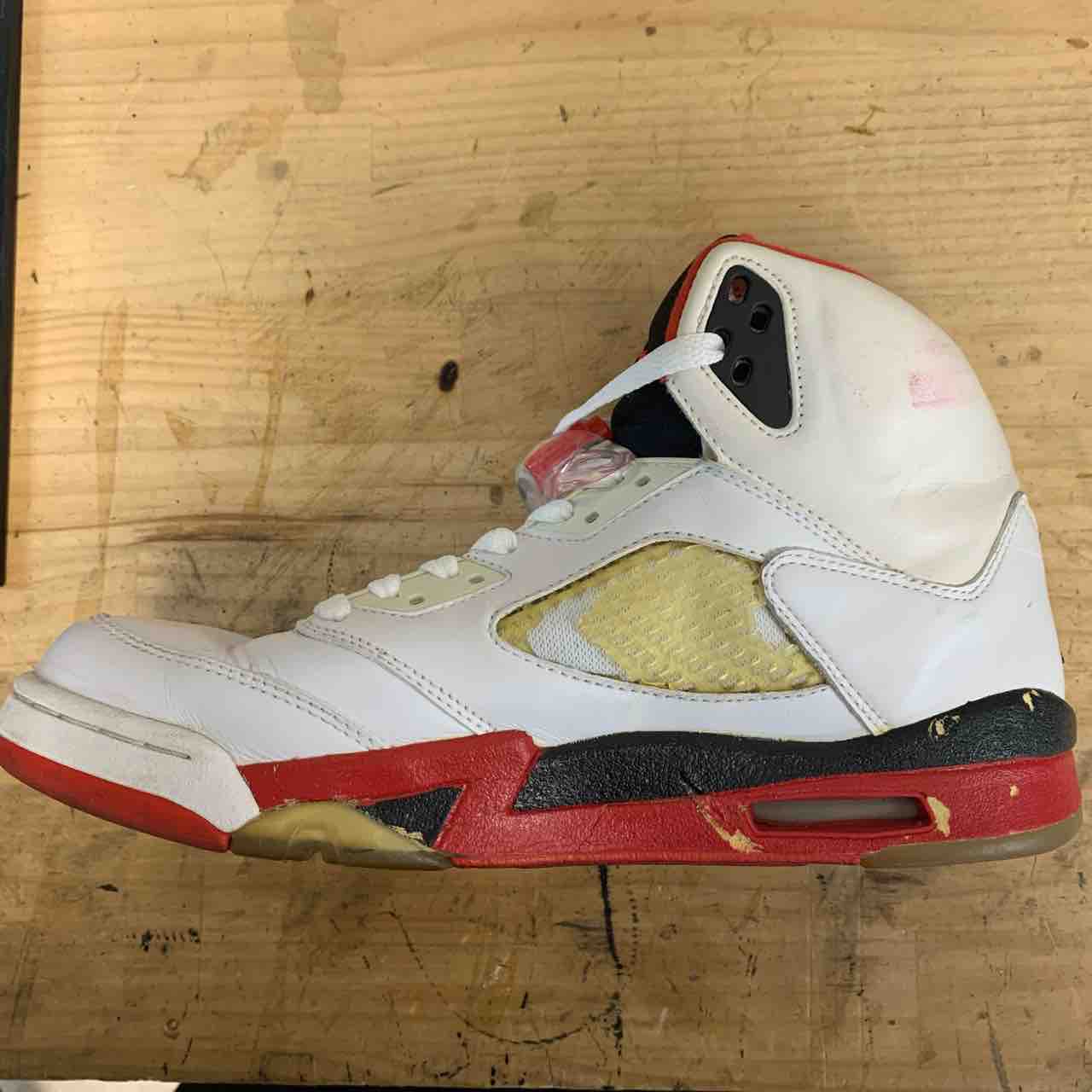 明石大久保 Nikeナイキ エアジョーダン5 オールソールができるfit明石店 西明石大久保靴修理スニーカー修理 明石の靴修理 合鍵作製 腕時計の電池交換のお店イオン明石4fプラスワン