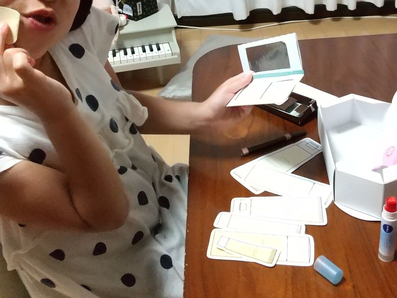 ダンボールや空き箱で作った 手作りおもちゃ メイクセット ラジカセと室内遊び 子どもと仕事と子育てと病気とわたし