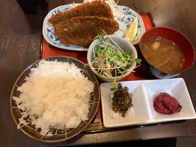 西伊豆より 鯵フライ定食 活〆ヒラメの漬け あら汁 あじすけ 10円 大手町 ぽちたまの日記