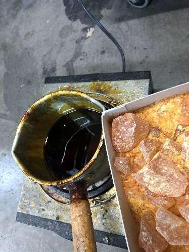 ダシ縫い糸を撚る際に使うチャン(松脂と油)の作成