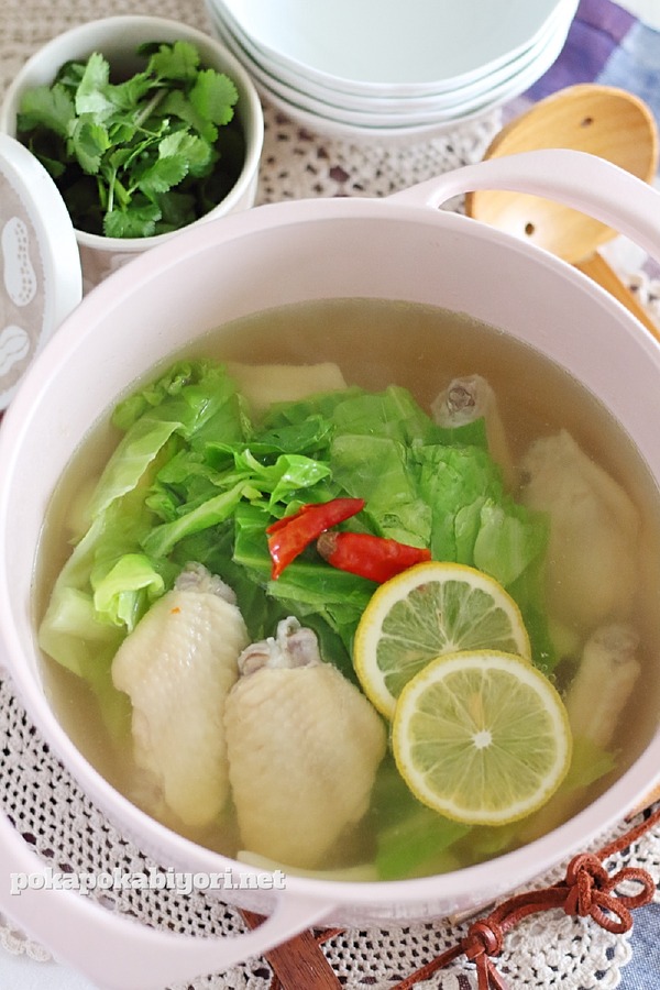 鶏手羽とキャベツのエスニック鍋スープ